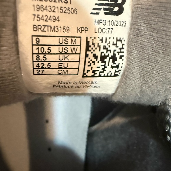 New Balance 2002R Gray and White Running Shoes - Picture 4 of 10